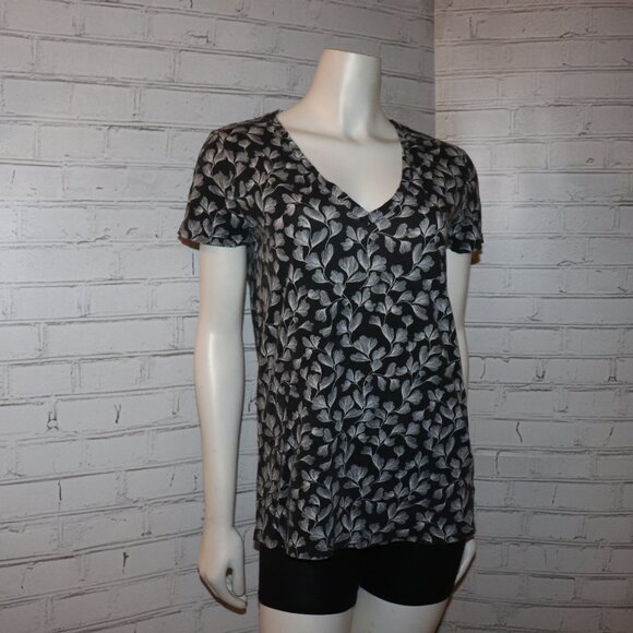 🌿⚫🤍 Leaf Print V-Neck Tee · Merona · Size L - Picture 3 of 5